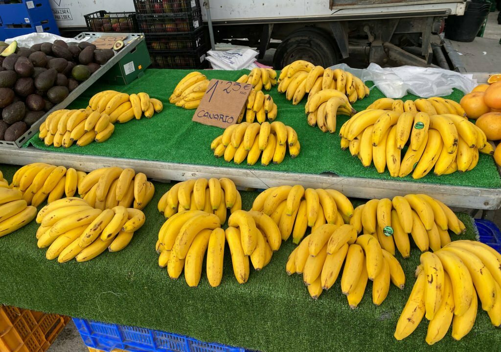 Бананы на рынке в Торревьехе