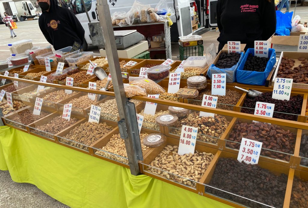 Орехи на рынке в Торревьехе